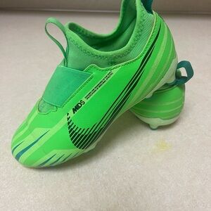 Nike Green Sneakers Modern Design